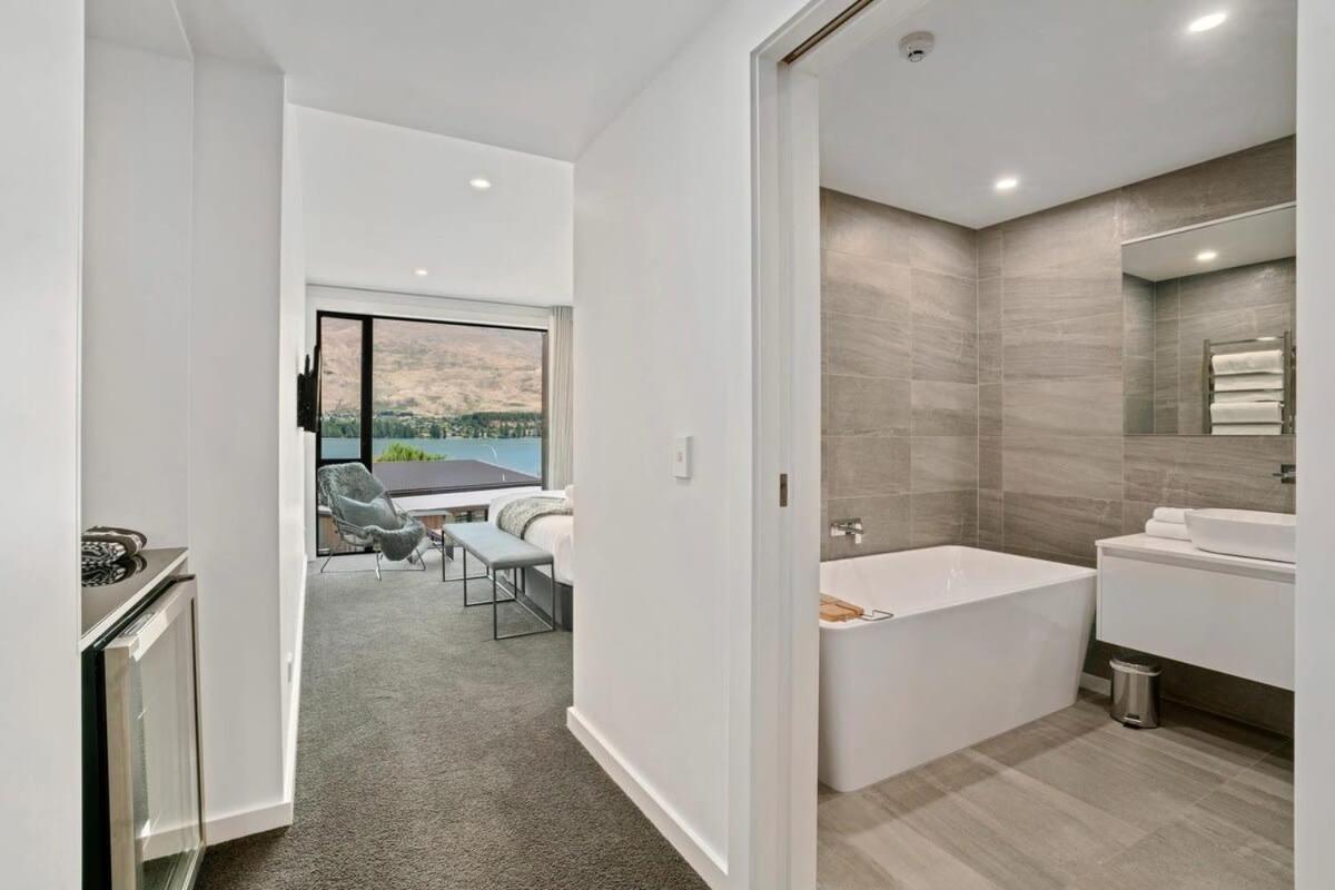 Lakefront Premier - 3 Bedroom Apartment