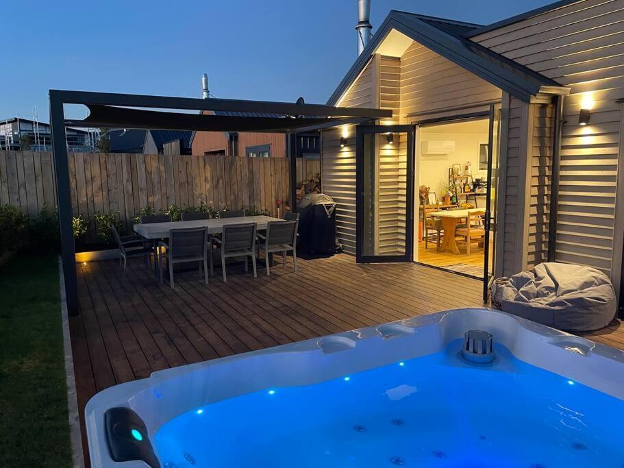 Holiday home Mountain View Haven In W/hot Tub. *