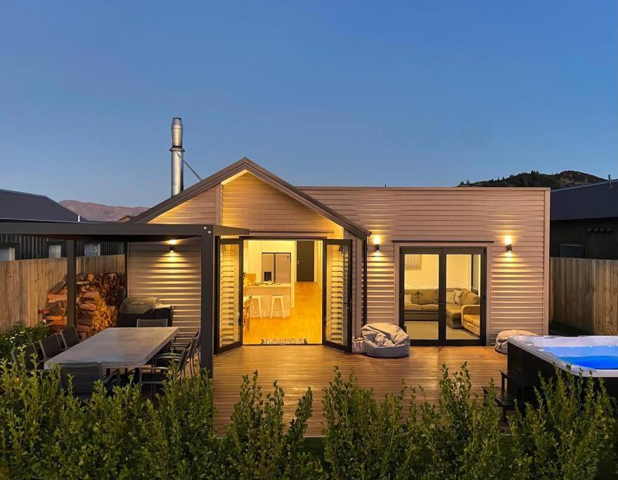 Holiday home Mountain View Haven In W/hot Tub. *