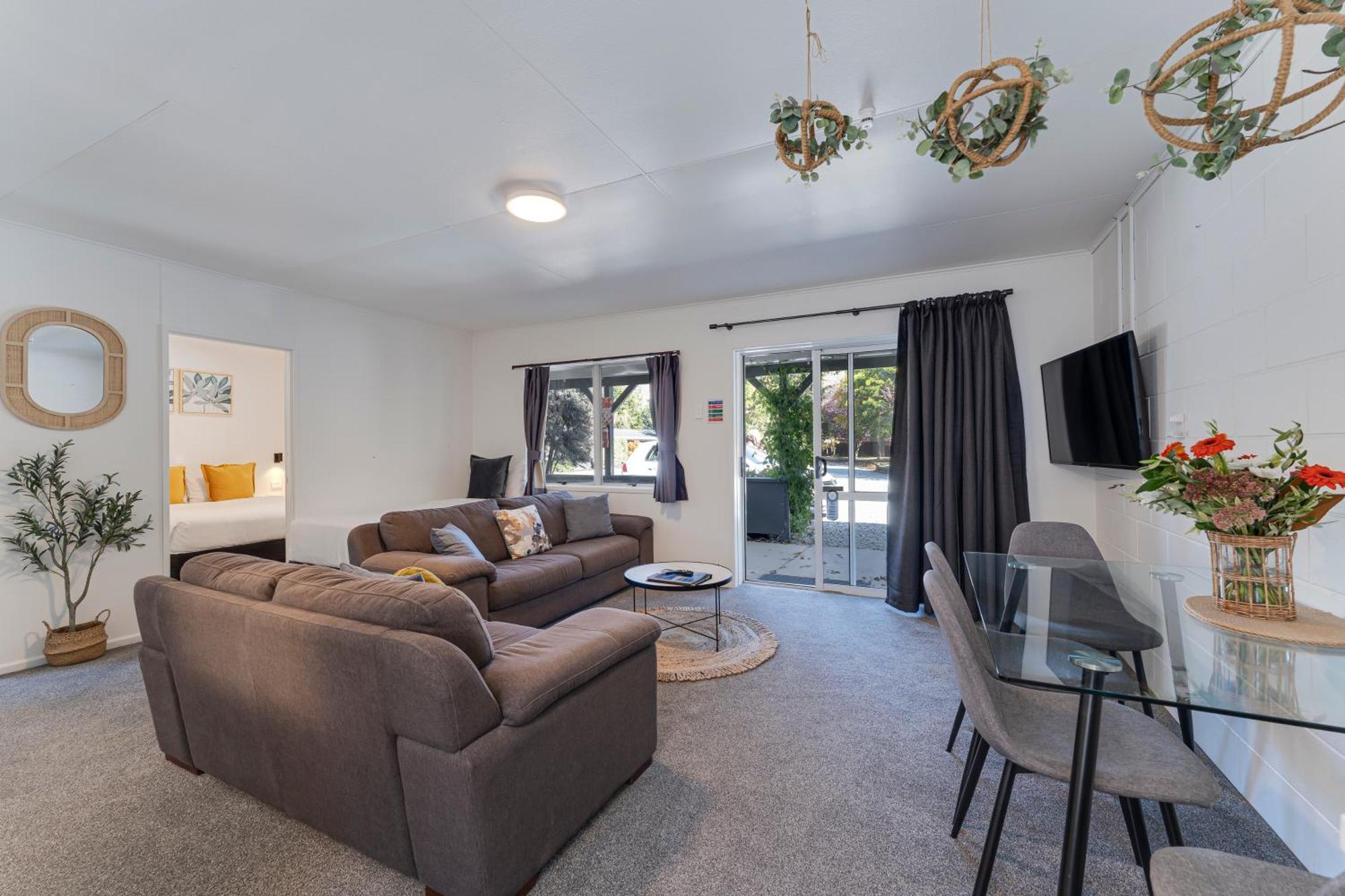 Archway & Motel 4*