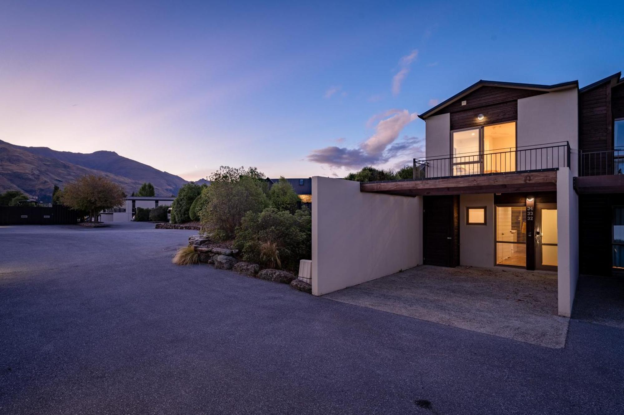Beautiful 2 Story Unit Near Oakridge Wanaka