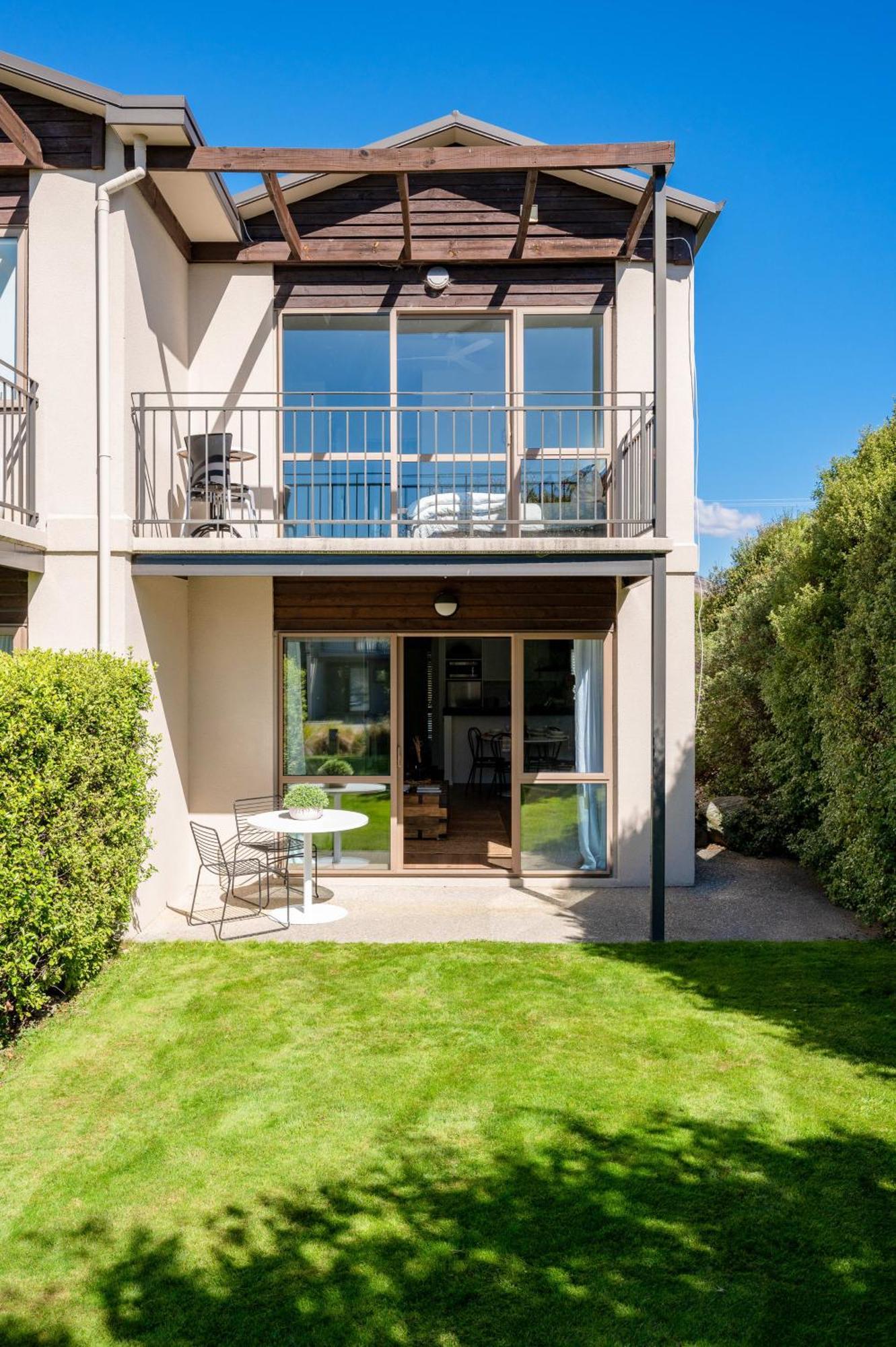 Beautiful 2 Story Unit Near Oakridge