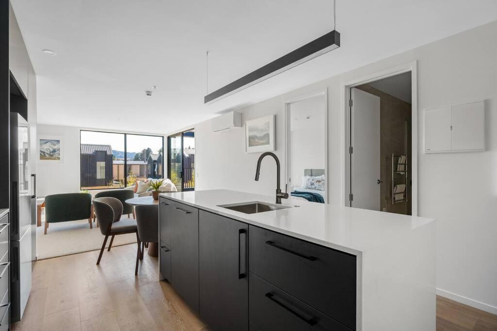 Apartment Luxurious New 2 Bed 2 Bath In *