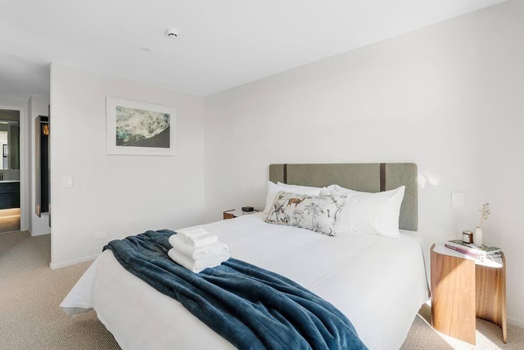 Apartment Luxurious New 2 Bed 2 Bath In *
