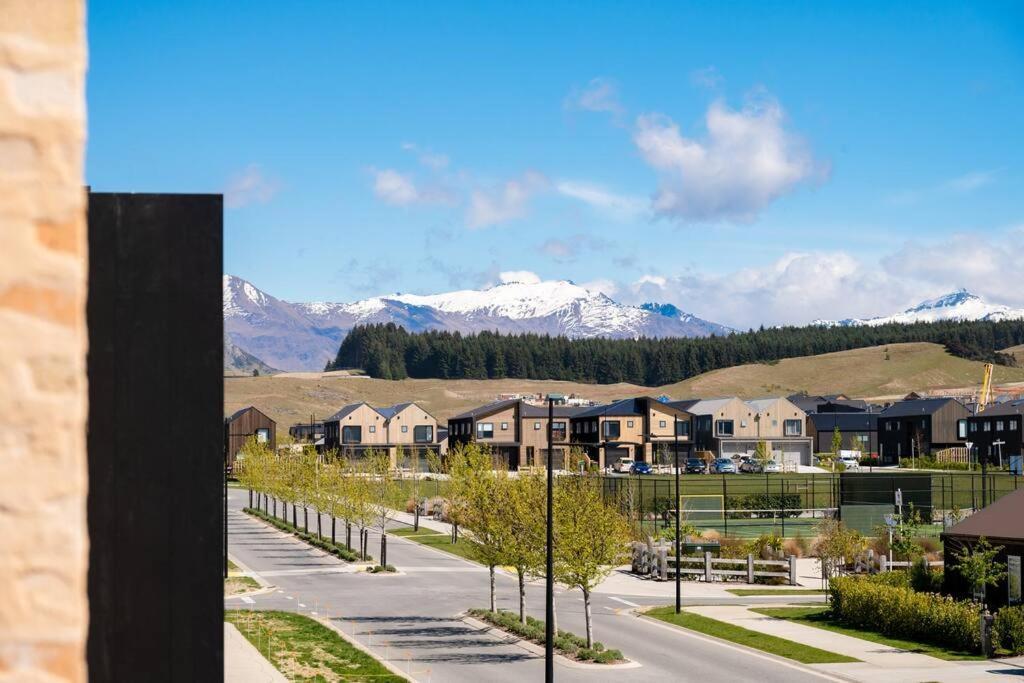 Luxurious New 2 Bed 2 Bath In *