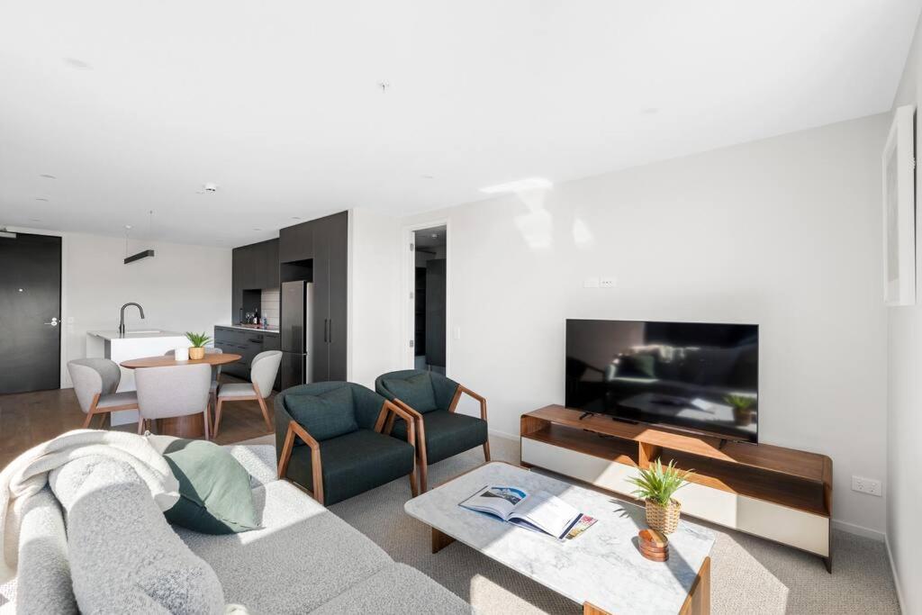 Luxurious New 2 Bed 2 Bath In