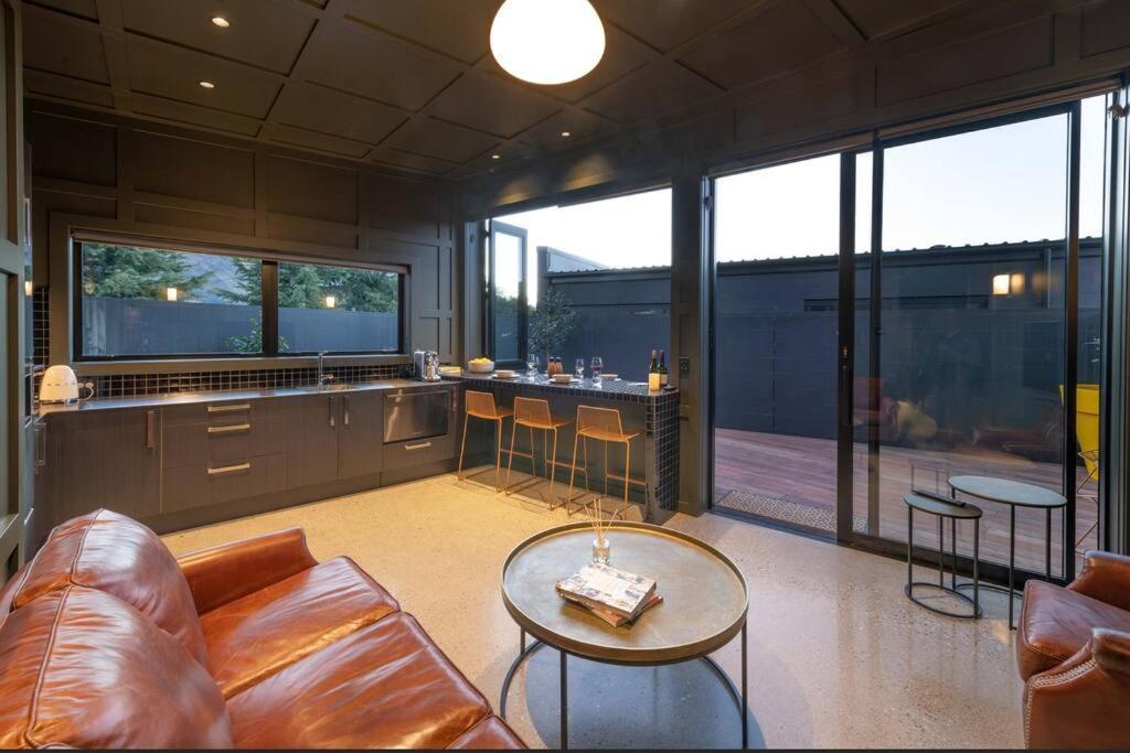 Yellow Pots A, Luxurious Outdoor Bath Apartment Wanaka