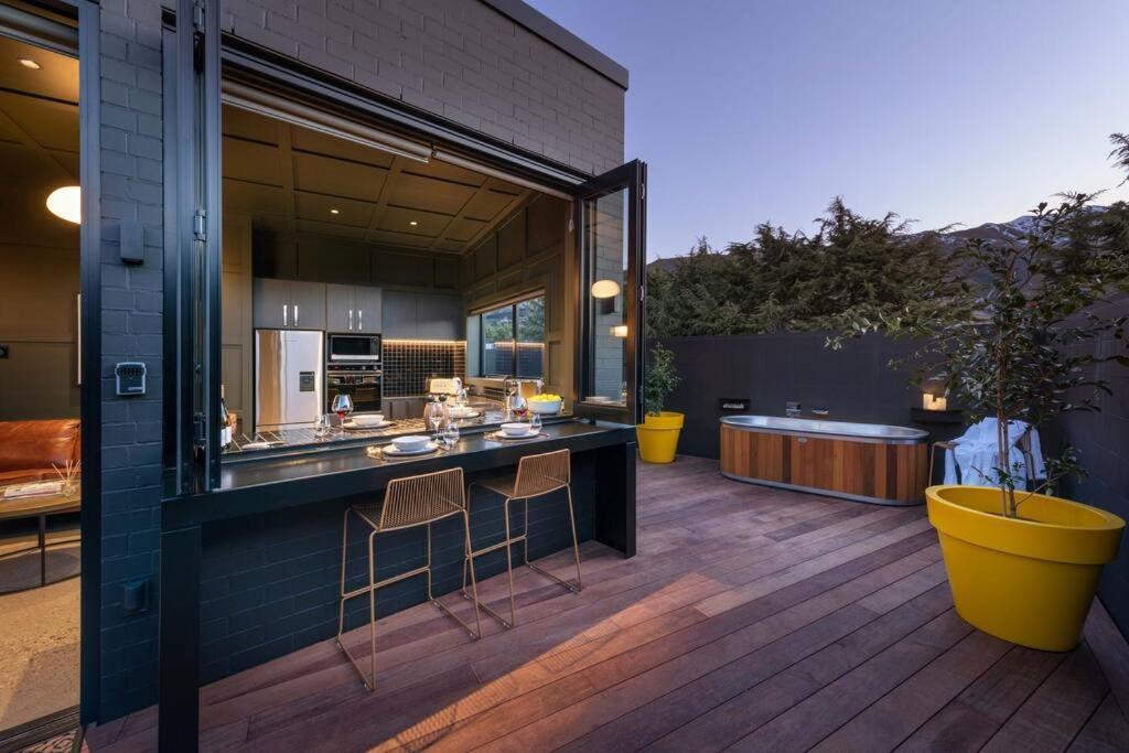 Yellow Pots A, Luxurious Outdoor Bath Apartment