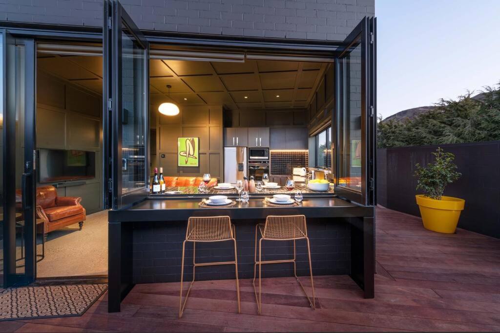 Yellow Pots A, Luxurious Outdoor Bath Apartment