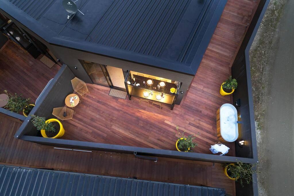 Yellow Pots A, Luxurious Outdoor Bath *