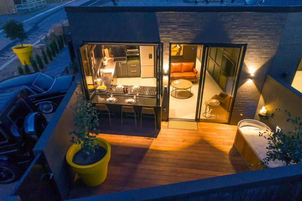 Apartment Yellow Pots B, Luxurious Outdoor Bath *