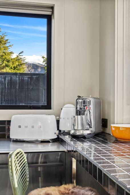 Apartment Yellow Pots C, Luxurious Outdoor Bath