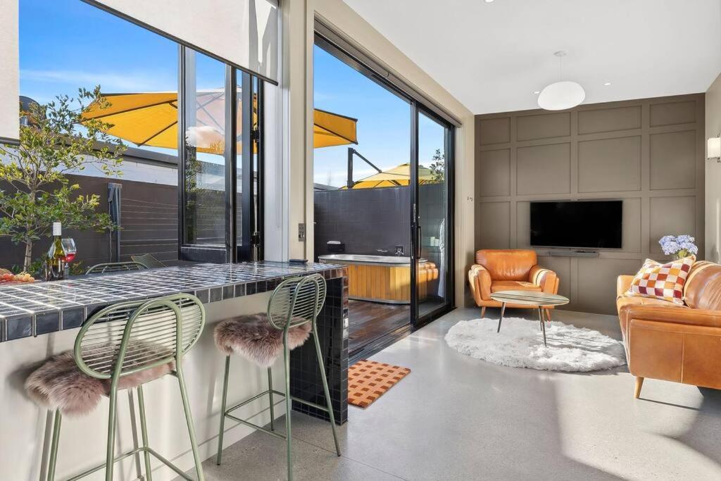 Yellow Pots C, Luxurious Outdoor Bath *