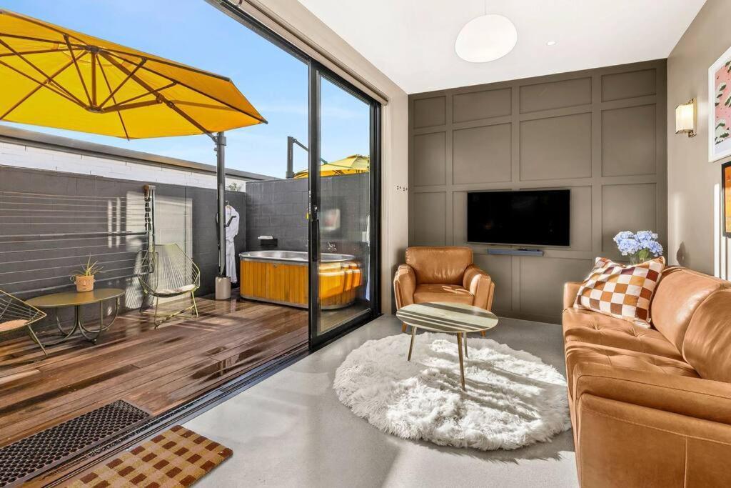 Yellow Pots C, Luxurious Outdoor Bath Apartment *
