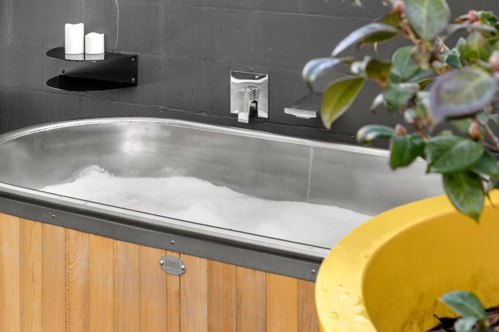 Yellow Pots C, Luxurious Outdoor Bath Wanaka