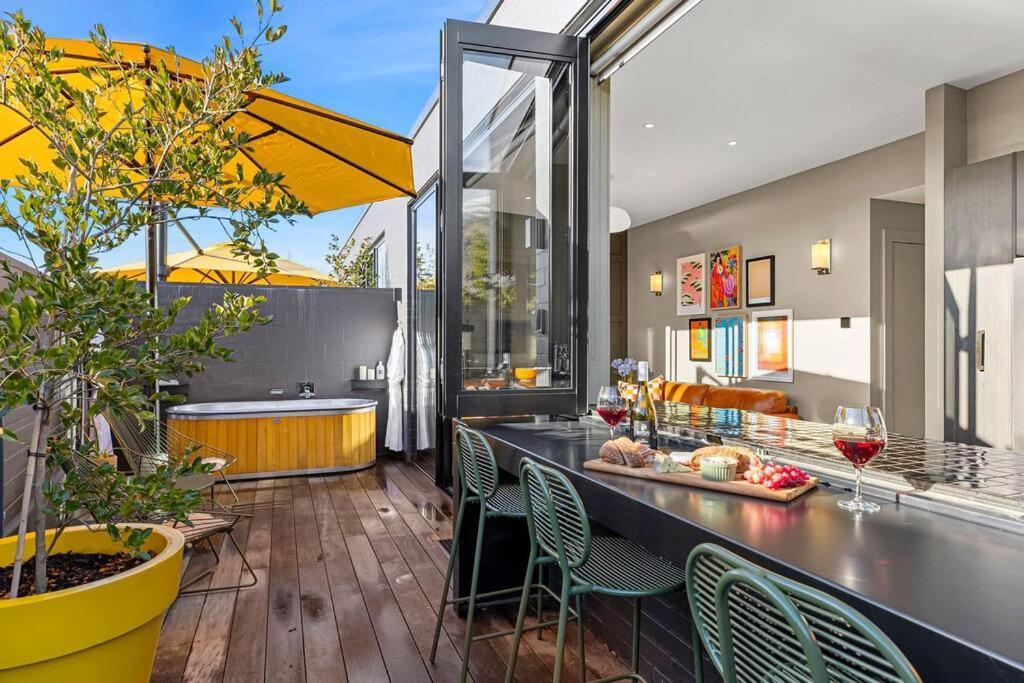 Yellow Pots C, Luxurious Outdoor Bath Apartment Wanaka