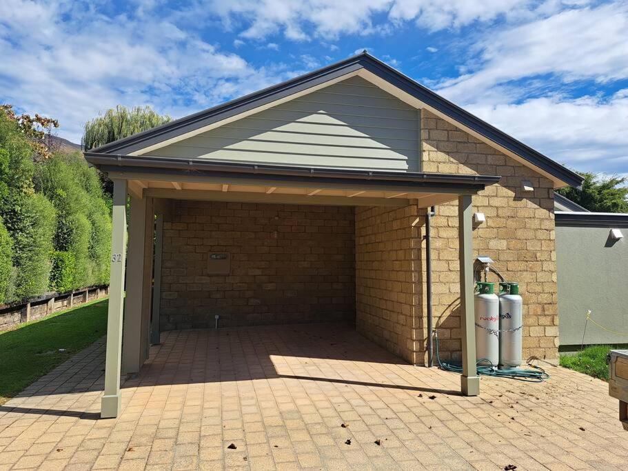 Peaceful And Secluded, Yet So Close To Town! Holiday home