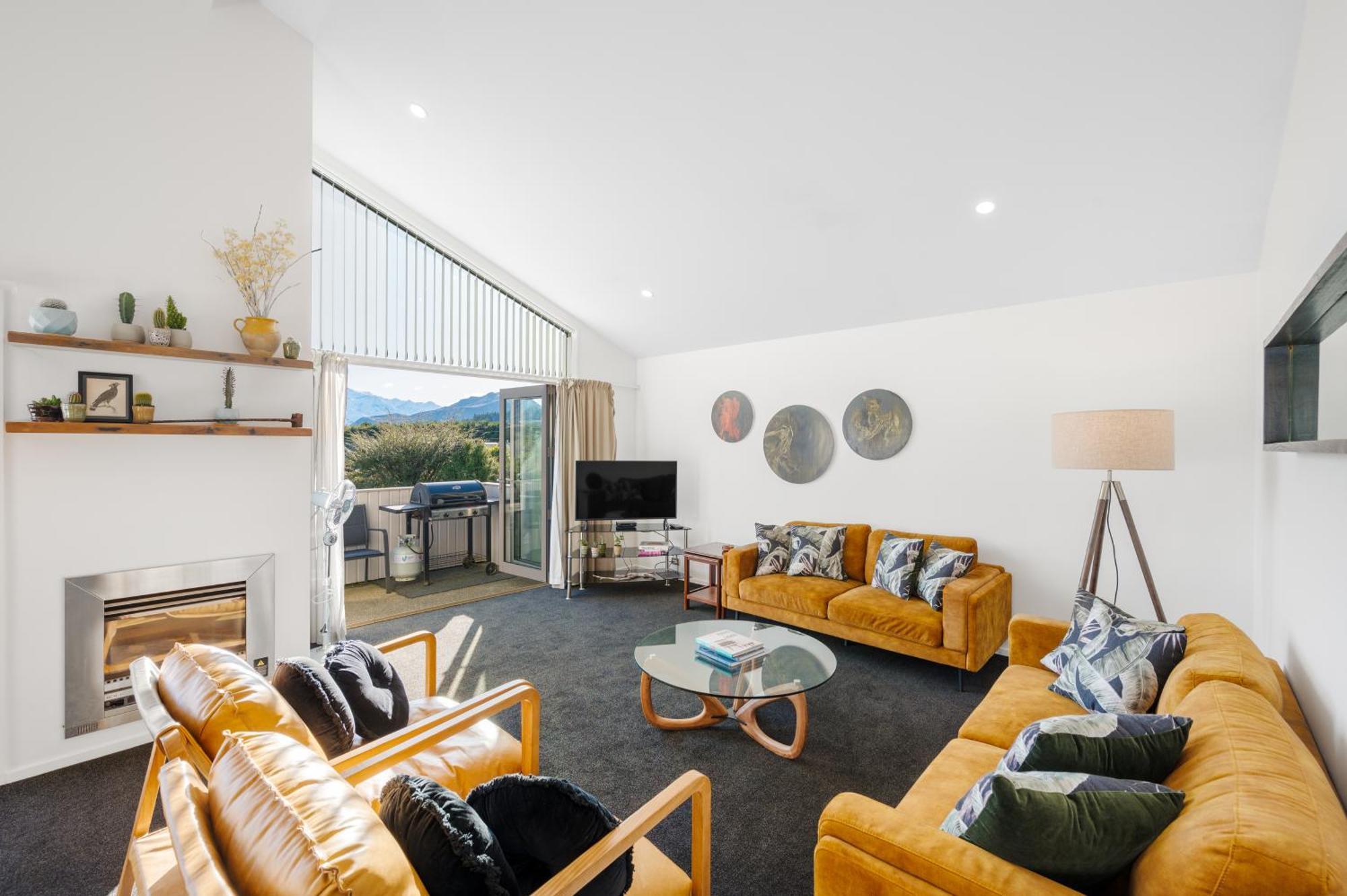 Spacious Alpine View Villa Wanaka