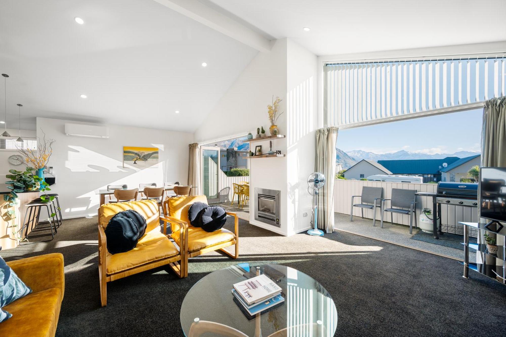 Spacious Alpine View Villa Wanaka