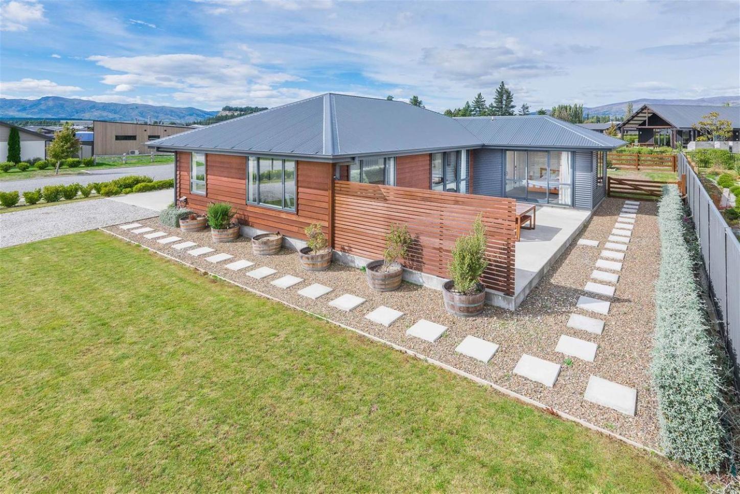 In A Paradise Holiday home Wanaka