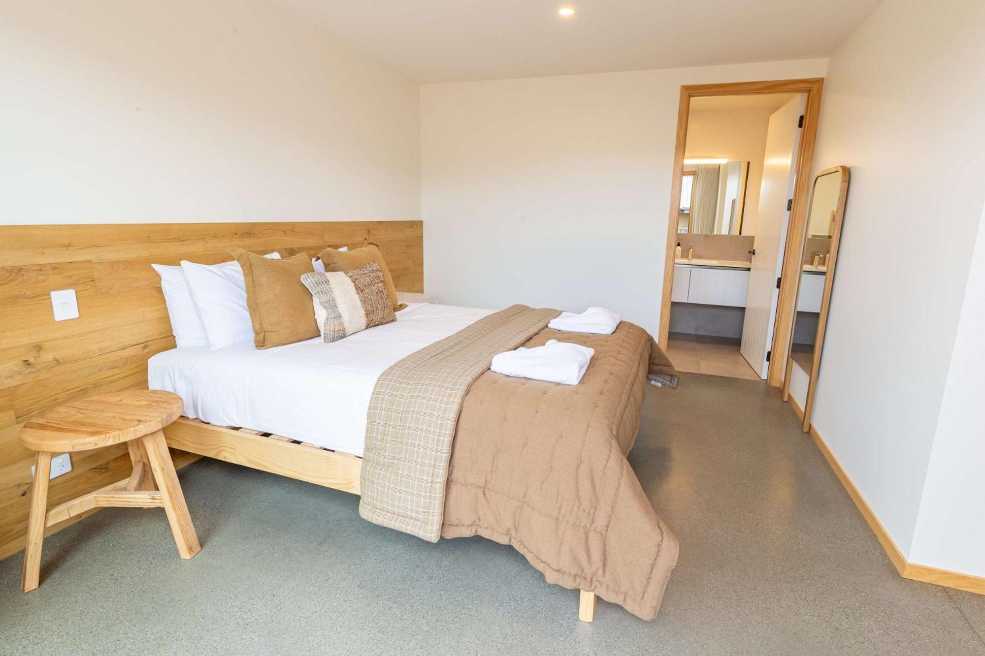 Sunny & Spacious On Scurr Terrace