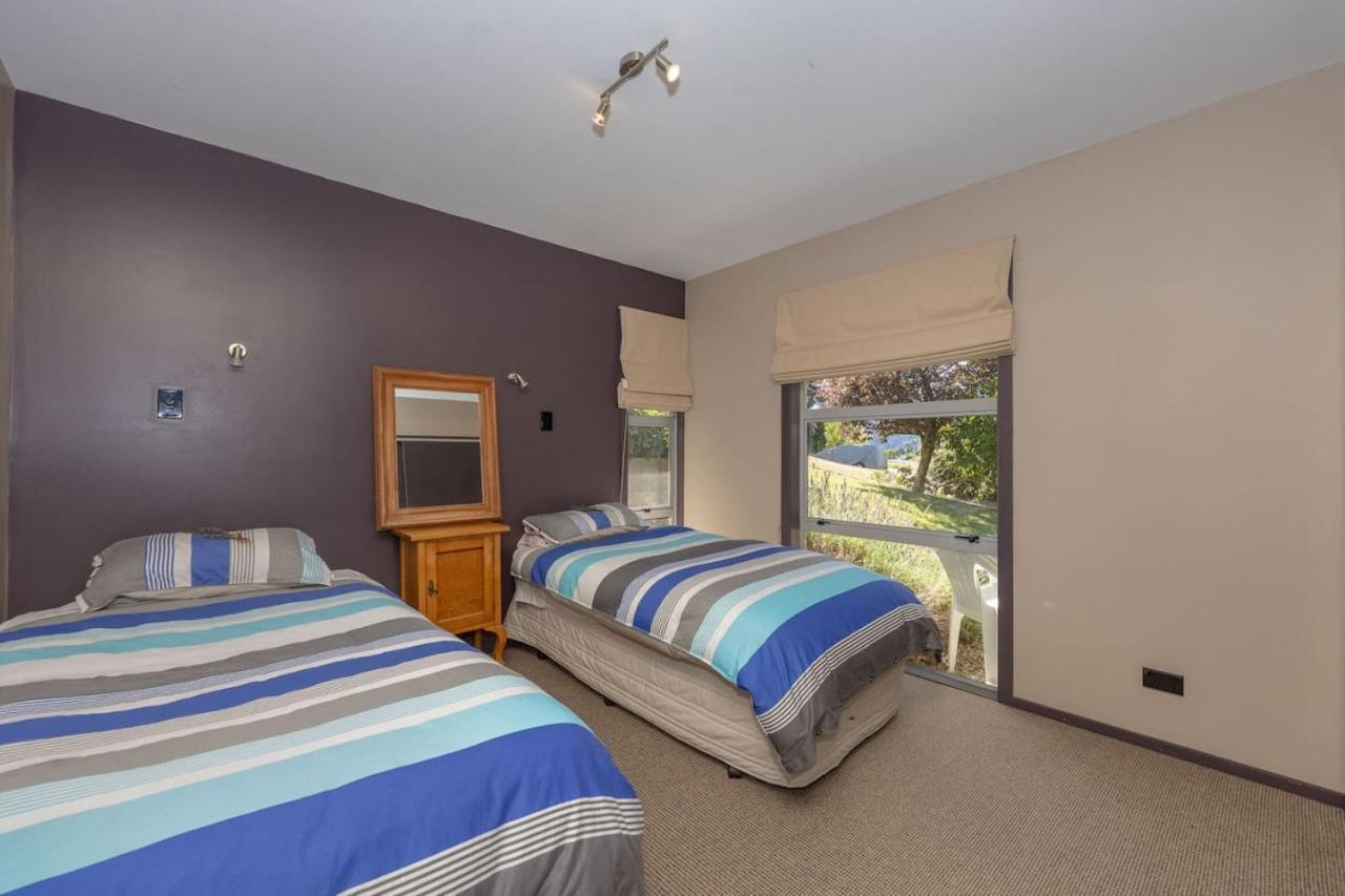 Bach With Mountain Views Holiday home Wanaka