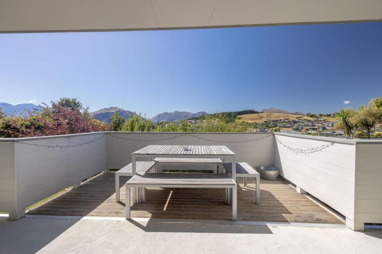 Bach With Mountain Views Holiday home Wanaka
