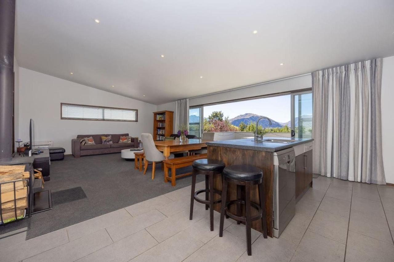 Bach With Mountain Views Holiday home Wanaka
