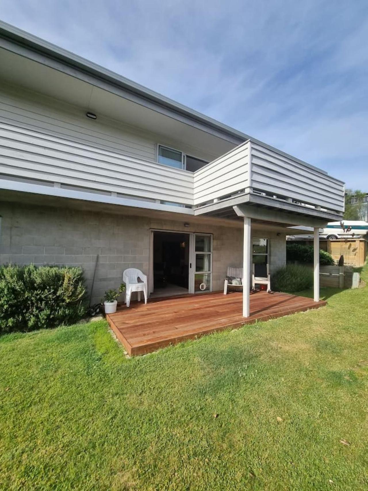 Bach With Mountain Views Holiday home Wanaka