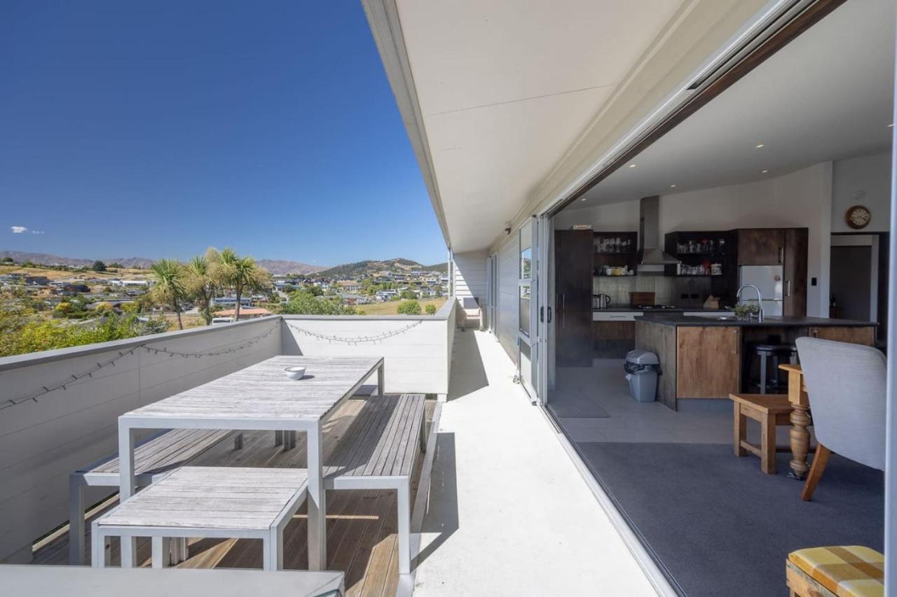 Bach With Mountain Views Holiday home Wanaka
