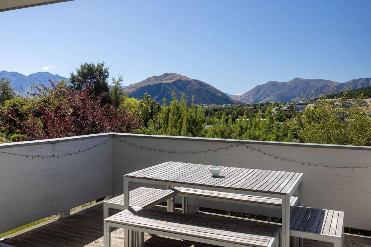 Bach With Mountain Views Holiday home Wanaka