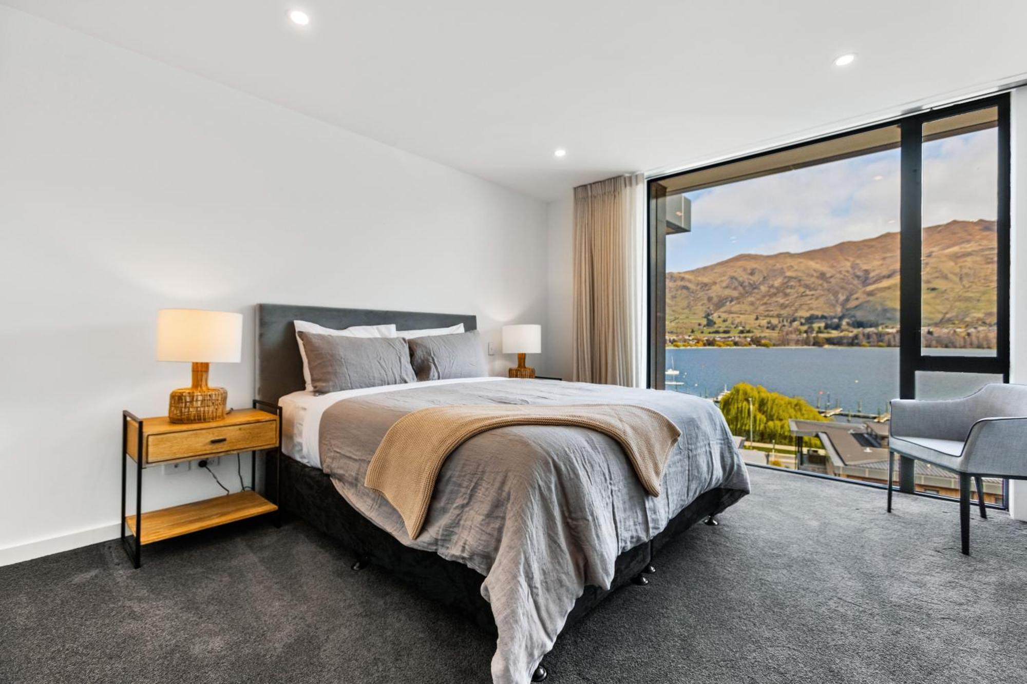 Penthouse With Marina Views - Or Two Bedroom *