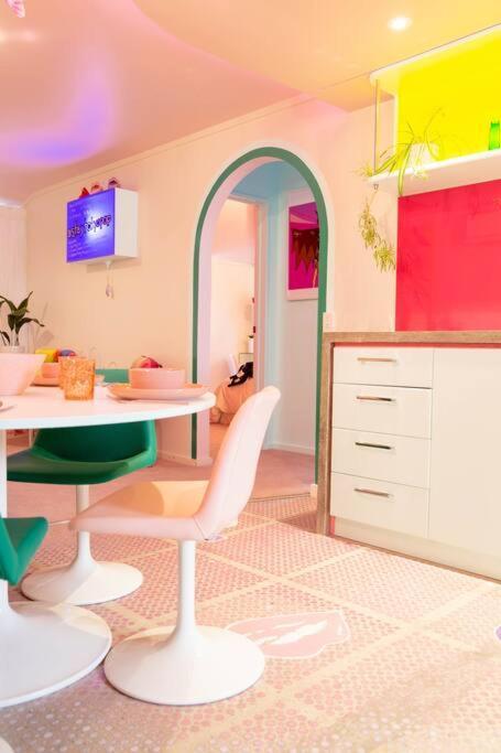 Apartment Designers Dream, Tokyo Pop Art With Courtyard, Fire & Views *