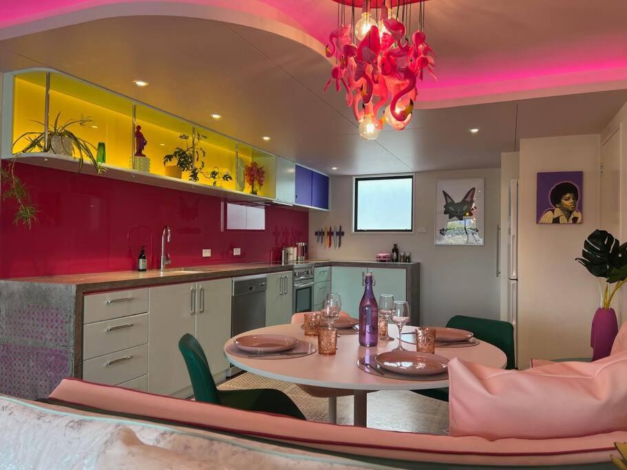 Designers Dream, Tokyo Pop Art With Courtyard, Fire & Views Wanaka
