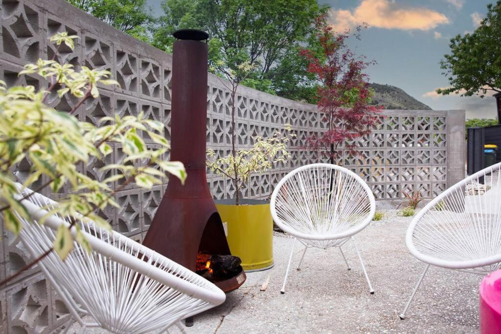 Designers Dream, Tokyo Pop Art With Courtyard, Fire & Views * Wanaka