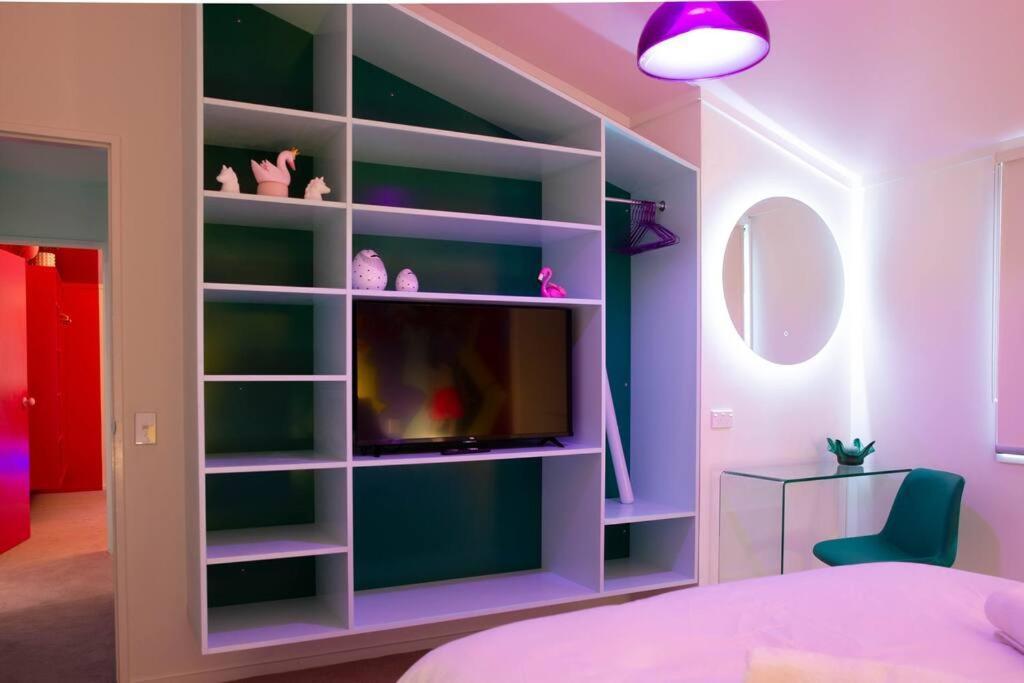 Designers Dream, Tokyo Pop Art With Courtyard, Fire & Views Apartment Wanaka