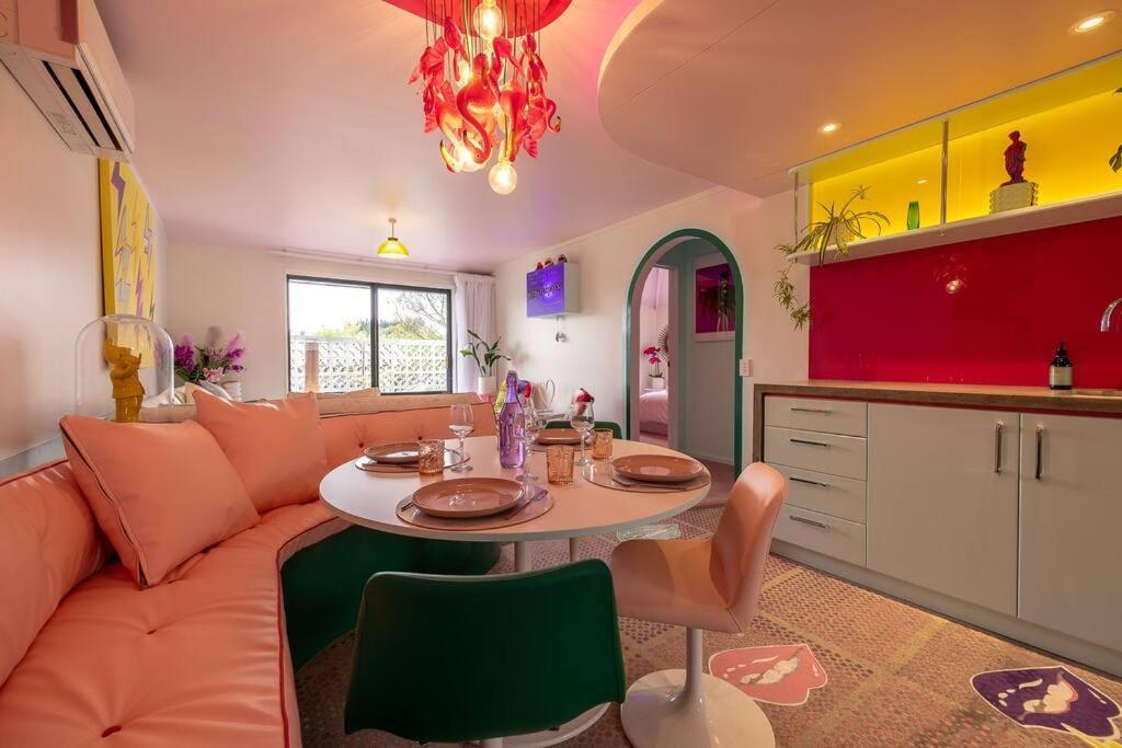 Designers Dream, Tokyo Pop Art With Courtyard, Fire & Views * Wanaka