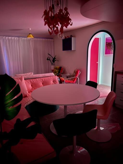 Designers Dream, Tokyo Pop Art With Courtyard, Fire & Views Apartment Wanaka