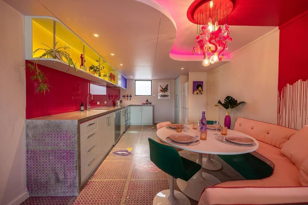 Designers Dream, Tokyo Pop Art With Courtyard, Fire & Views Apartment