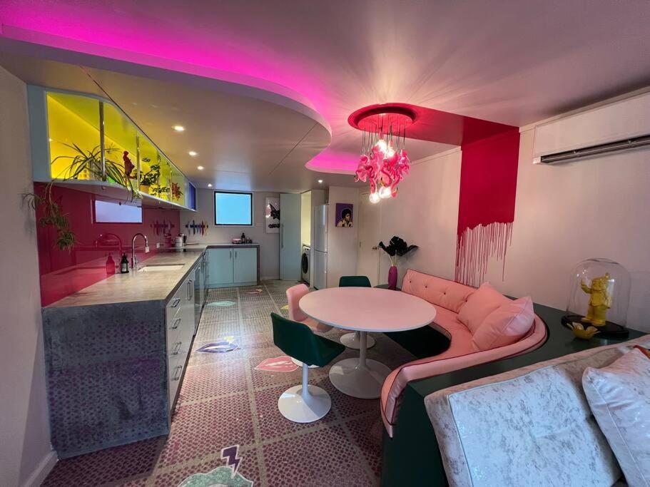 Designers Dream, Tokyo Pop Art With Courtyard, Fire & Views Apartment *