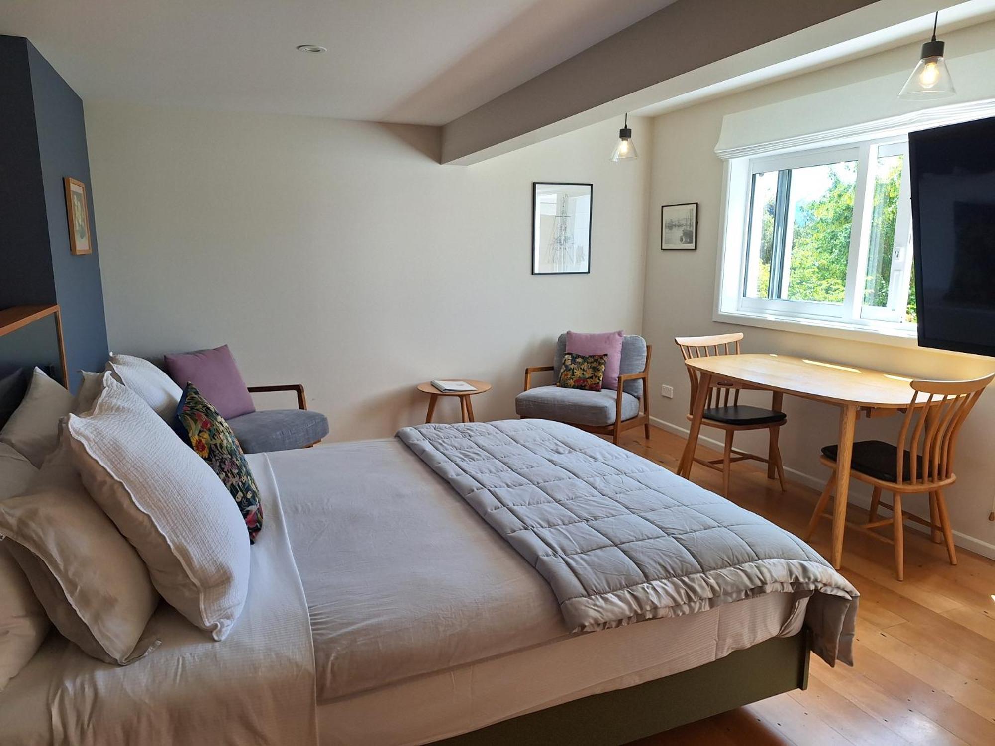 Kowhai -private Opposite Golf Course In *