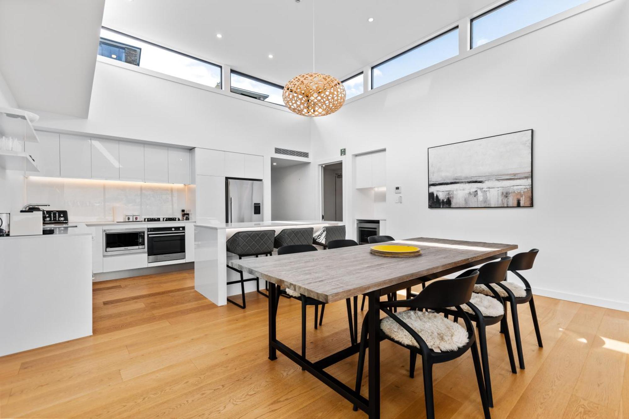 Penthouse With Marina Views - Or Two Bedroom Apartment Wanaka