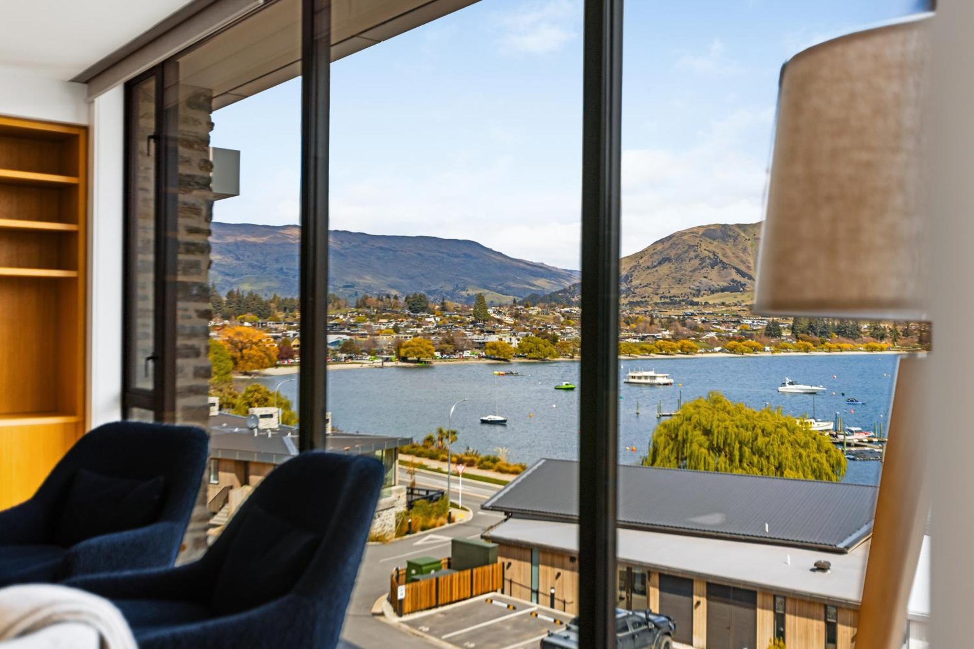 Penthouse With Marina Views - Or Two Bedroom Apartment *
