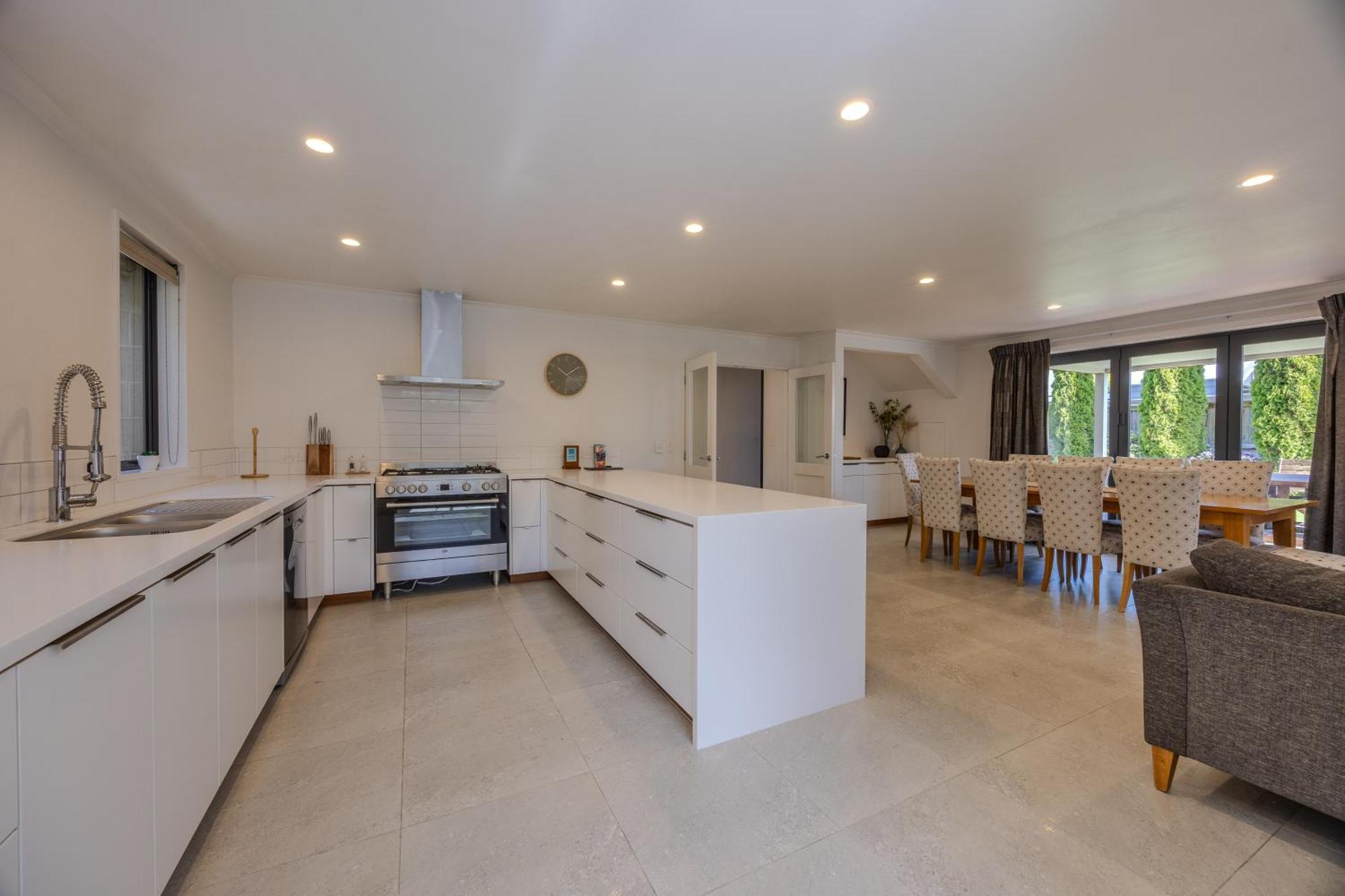 Mountain & Views In Holiday home Wanaka
