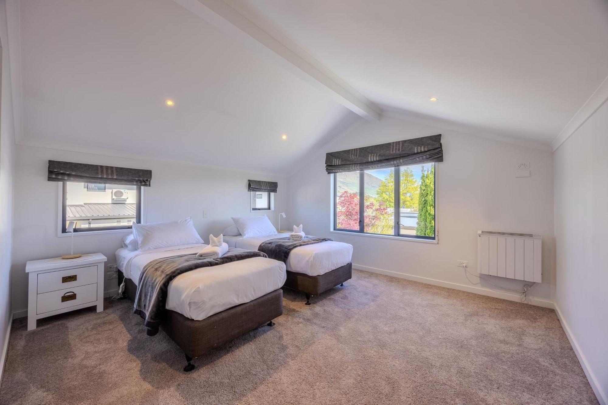 Mountain & Views In * Wanaka