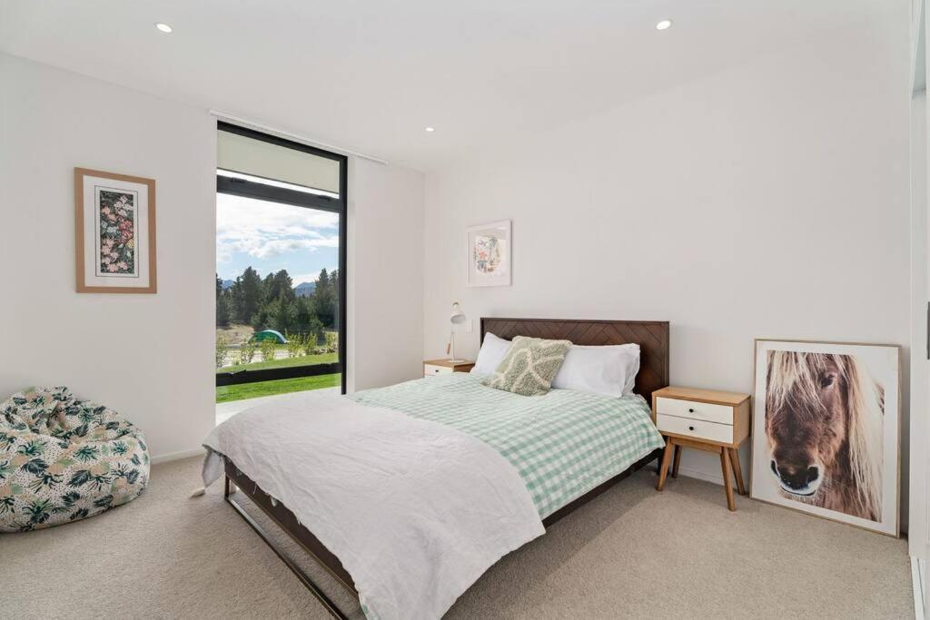 Mountain View Modern - Large With Bar & Hot Tub Holiday home