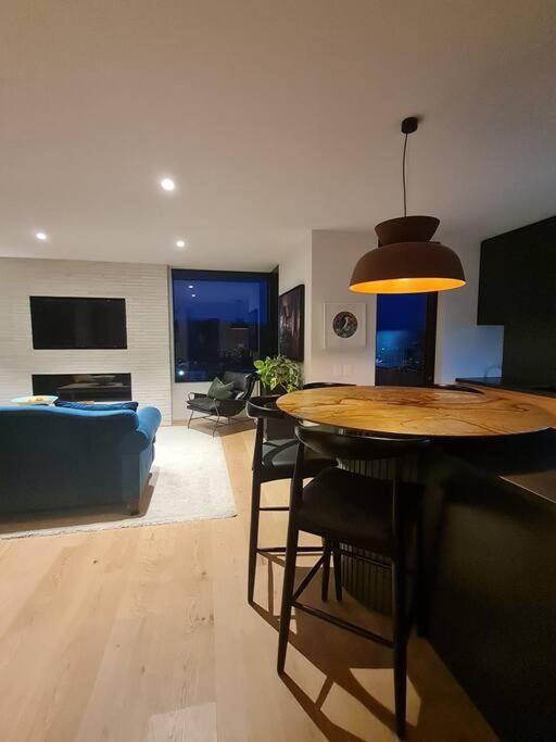 Mountain View Modern - Large With Bar & Hot Tub Holiday home *