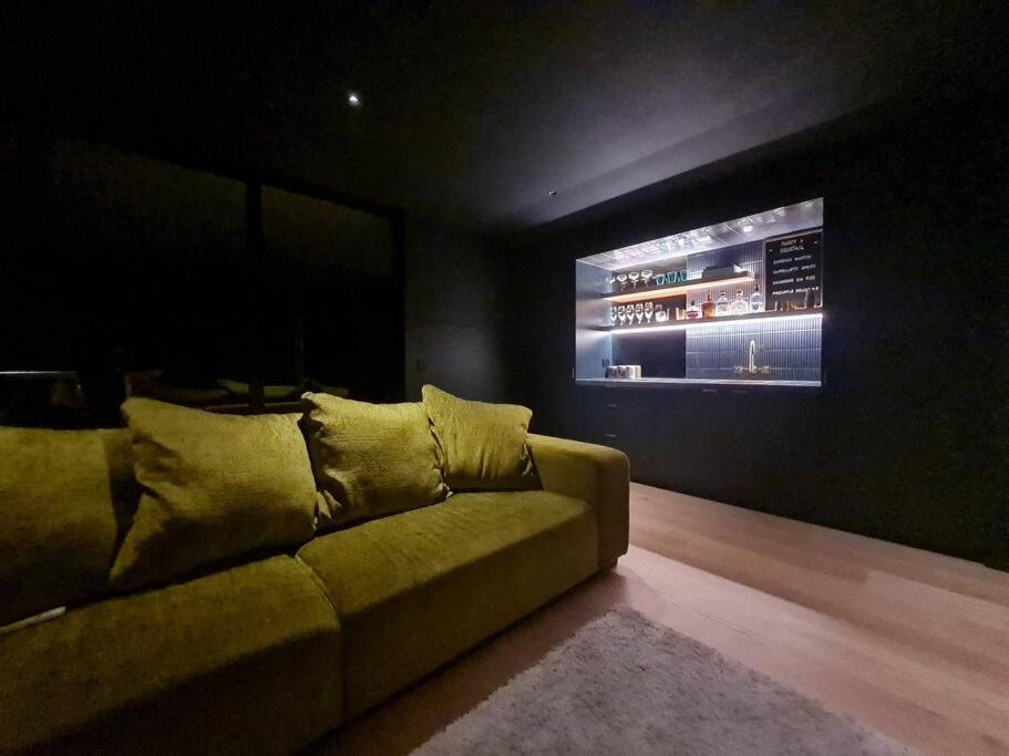Mountain View Modern - Large With Bar & Hot Tub Holiday home Wanaka