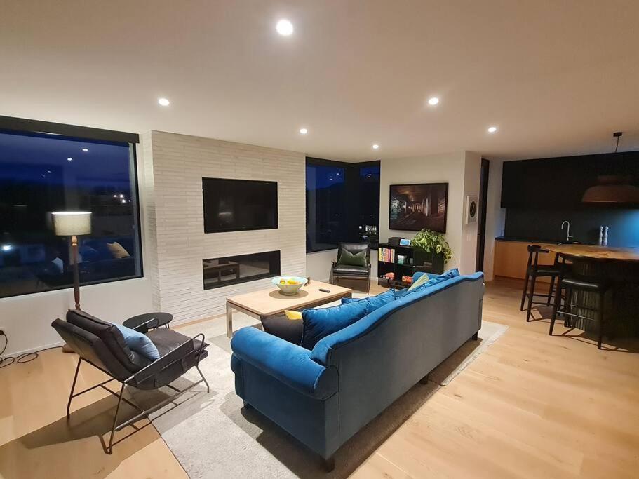 Mountain View Modern - Large With Bar & Hot Tub * Wanaka