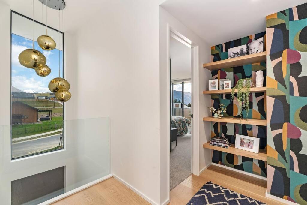 Mountain View Modern - Large With Bar & Hot Tub Holiday home